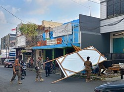 Operasi Besar-besaran Penertiban Spanduk Liar di Sukabumi
