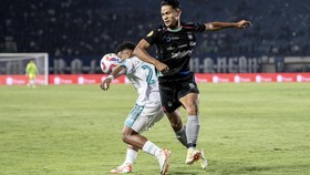 Liga 1: Dimas Drajad Cetak Gol, Persib vs Arema Imbang di Babak I