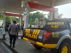 Polisi Patroli SPBU di Mojokerto Setelah Harga Pertamax Naik