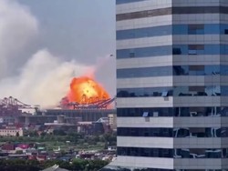 Kapal Kargo di China Meledak Dahsyat, Begini Momennya
