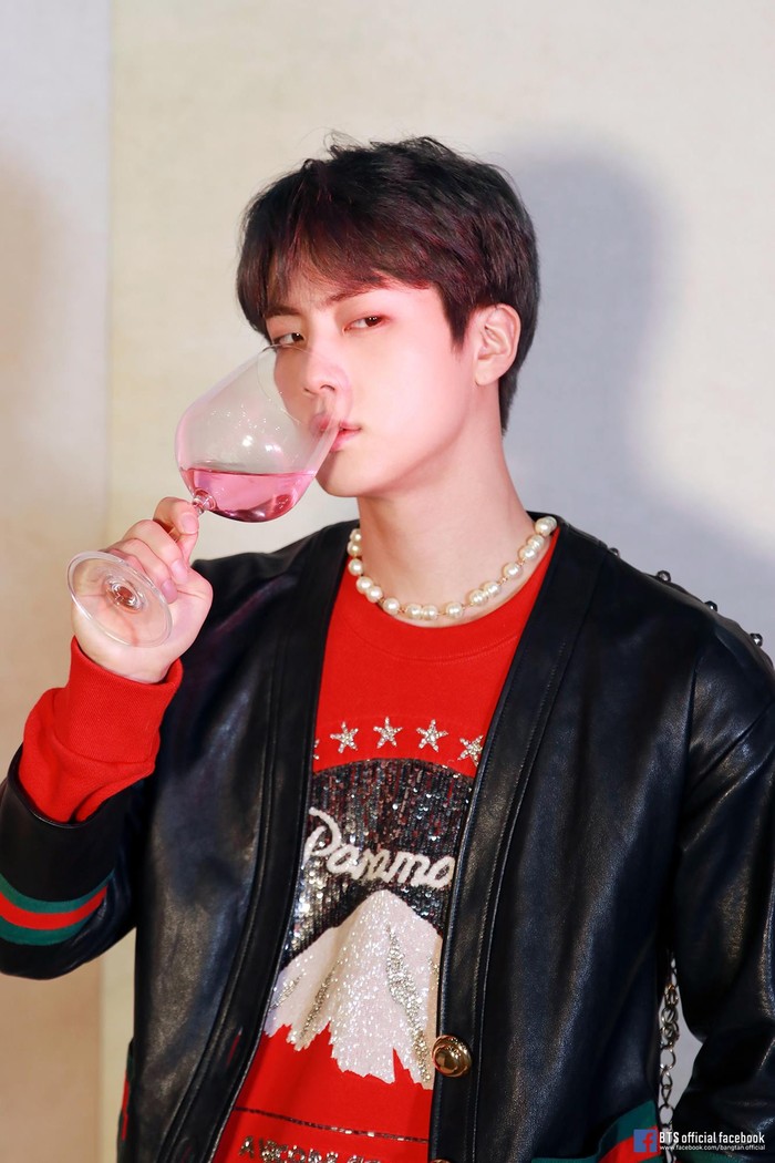 Sebelumnya, Jin BTS sempat kedapatan beberapa kali mengenakan pakaian rancangan Gucci, seperti saat menghadiri VIP premiere film berjudul “Emergency Declaration” dan dalam foto konsep album MAP OF THE SOUL : PERSONA. / Foto: facebook.com/bangtan.official