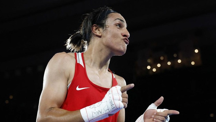 Paris 2024 Olympics - Boxing - Women's 66kg - Final - Roland-Garros Stadium, Paris, France - August 09, 2024. Imane Khelif of Algeria embraces Liu Yang of China after winning the match. REUTERS/Peter Cziborra