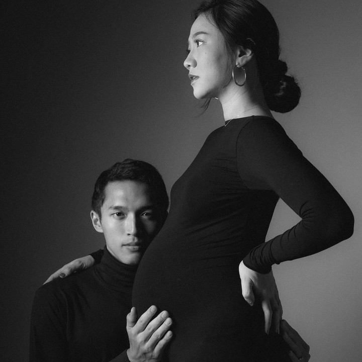<p>Kabar bahagia datang dari pasangan Shania Junianatha alias Shanju eks JKT48 dan pebulu tangkis, Jonatan Chrsitie. Keduanya menantikan kelahiran anak pertama dengan membagikan beberapa potret <em>maternity shoot</em>. (Foto: Instagram@shanju)</p>