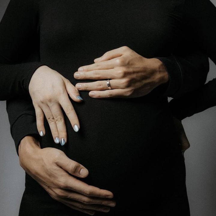 <p>Melalui akun Instagram pribadinya, Shanju dan pria yang akrab disapa Jojo terlihat menunggah beberapa potret bersama Si Kecil yang ada di dalam kandungan. (Foto: Instagram@shanju)</p>