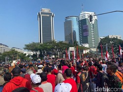 Mereka yang Rela Bangun Pagi demi Jadi Saksi Kirab Sang Merah Putih