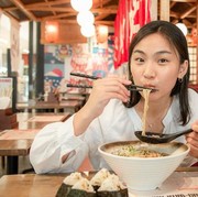 4 Trik Pakai Sumpit Sesuai Tradisi Orang Asia, Sudah Tahu Belum?