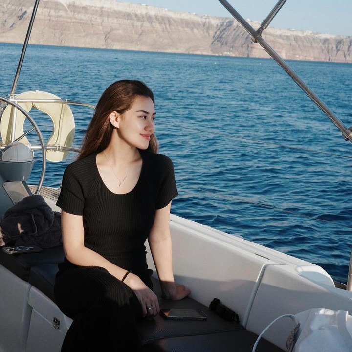 <p>Di Yunani, Aaliyah dan Thariq menjelajahi laut di daerah wisata Santorini. Pasangan yang menikah pada 26 Juli 2024 ini naik kapal yacht untuk menikmati pemandangan laut. (Foto: Instagram @aaliyah.massaid/ @thariqhalilintar)</p>