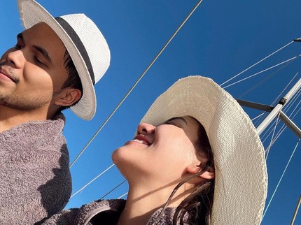 5 Potret Bulan Madu Aaaliyah Massaid dan Thariq Halilintar di Yunani, Romantis Naik Kapal Yacht