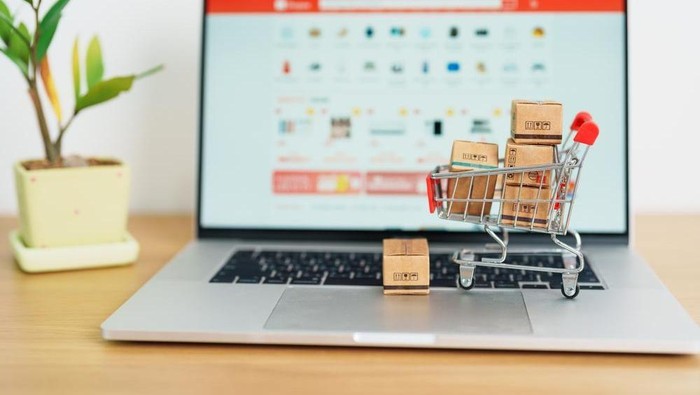 Cari tahu strategi e-commerce memanfaatkan data pelanggan untuk pengalaman belanja personal yang bisa meningkatkan penjualan dan loyalitas pelanggan.