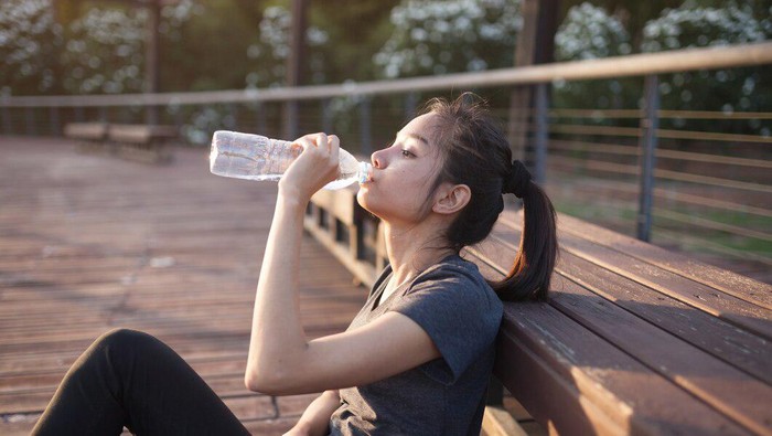 Ilustrasi minum air putih saat berolahraga/Foto: Freepik.com/freepik