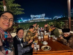 Airlangga Ikut Santap Malam di IKN, Makan Bakso di Samping Jokowi
