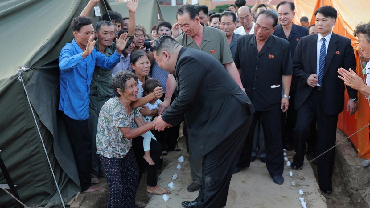 FOTO: Kim Jong Un Kunjungi Pengungsian Korban Banjir