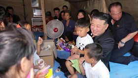 FOTO: Kim Jong Un Kunjungi Pengungsian Korban Banjir