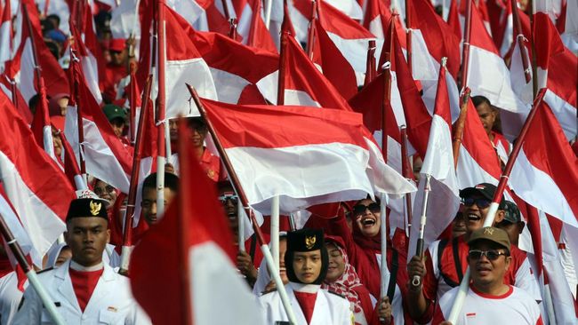 Lirik lagu Bendera Kita ciptaan Dirmam Sasmokoadi mengisahkan tentang semangat nasionalisme melalui warna merah dan putih dalam bendera.