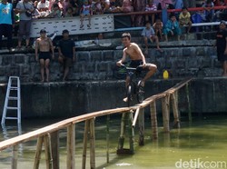 Serunya Lomba Naik Sepeda di Atas Sungai Meriahkan Agustusan Surabaya