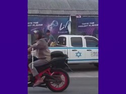 Viral! Mobil Bergambar Bendera Israel Mengaspal di Jalanan Bali