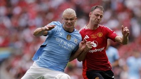Soccer Football - Community Shield - Manchester United v Manchester City - Wembley Stadium, London, Britain - August 10, 2024 Manchester City's Erling Braut Haaland in action with Manchester United's Jonny Evans Action Images via Reuters/Andrew Could