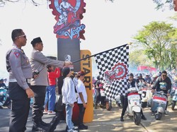 Meriahnya Touring Bikers Vespa Sambut HUT ke-79 RI di Banyuwangi