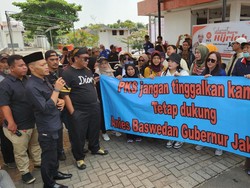 Sejumlah Massa Datangi DPP PKS, Minta Tetap Usung Anies di Pilkada Jakarta