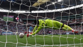Aksi Sombong Onana Ditertawakan Haaland di Adu Penalti Man City vs MU