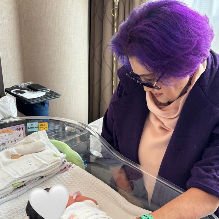 <p>Syahrini yang baru melahirkan juga tampak ditemani oleh ibu mertua asal Jepang, Reiko Barack. Sang ibu mertua tampak begitu bahagia melihat cucunya yang sedang tidur di box bayi. Selain ibu mertua, keluarga besar Syahrini juga tampak hadir di rumah sakit untuk menyambut kehadiran baby R. (Foto: Instagram @princessyahrini)</p>