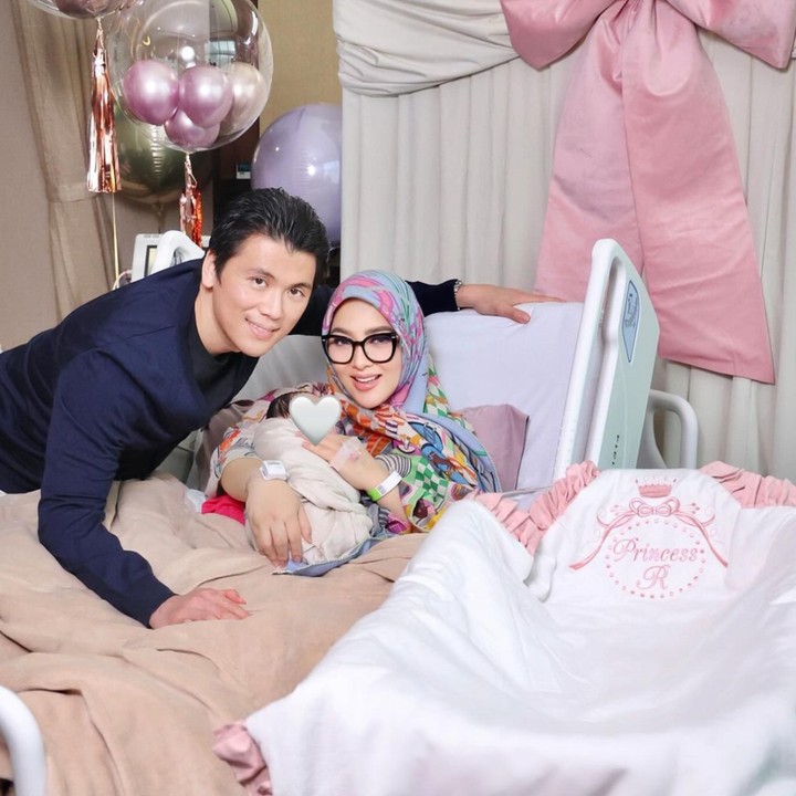 <p>Beginilah potret Syahrini yang baru melahirkan putri pertamanya bertepatan pada hari ulang tahunnya yang ke-44. Meski baru melahirkan, Syahrini terlihat cantik mengenakan hijab bermotif dan kacamata sembari memangku putri kecilnya yang disebut Princess R.  Foto: Instagram/@princessyahrini</p>
