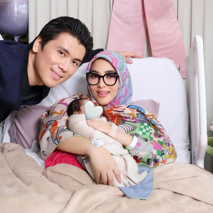 <p>Penyanyi Syahrini melahirkan anak pertama berjenis kelamin perempuan pada 1 Agustus 2024. Kelahiran anak pertama ini menjadi hadiah terindah Syahrini dan suaminya, Reino Barack, yang sudah lima tahun menikah. Sebelum melahirkan anak pertamanya, Syahrini diketahui sempat dua kali mengalami keguguran, Bunda. (Foto: Instagram @princessyahrini)</p>