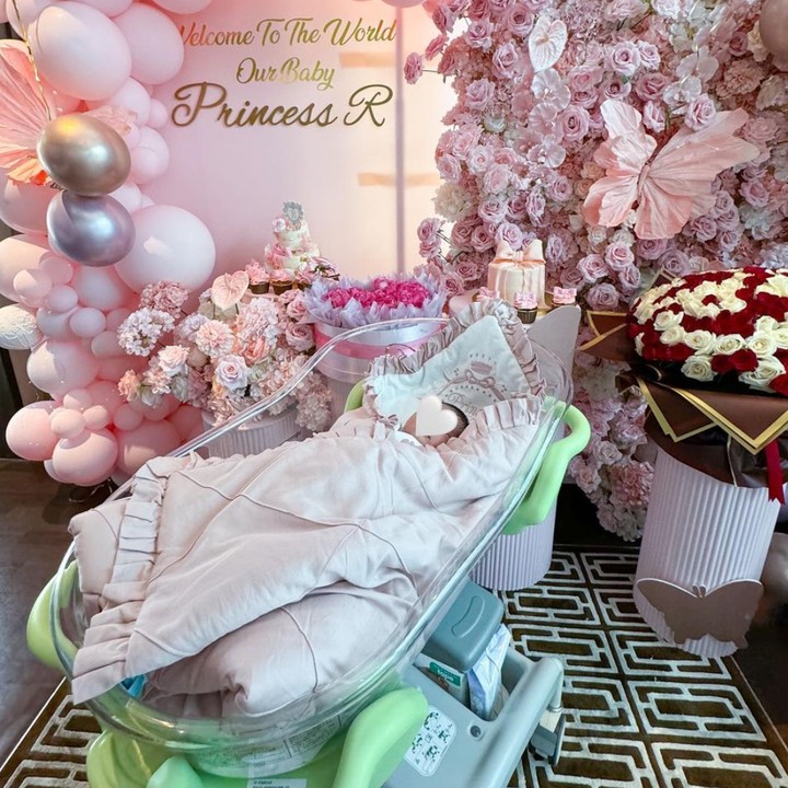 <p>Syahrini melahirkan putri pertamanya di salah satu rumah sakit di Singapura, Bunda. Perempuan kelahiran Sukabumi, Jawa Barat ini sengaja mendekorasi ruang rawat inap bersalinnya dengan nuansa <em>pink</em>. Dekorasi manis ini dibuat untuk menyambut Princess R yang sudah dinanti oleh keluarga besarnya dan sang suami. (Foto: Instagram @princessyahrini)</p>
