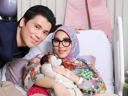 7 Potret Syahrini Bagikan Momen Bersama Baby R setelah Melahirkan, Dikelilingi Suami & Keluarga