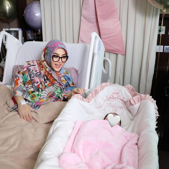 <p>Penyanyi Syahrini akhirnya mem-posting momen bersama baby R, putri pertamanya yang lahir pada 1 Agustus 2024. Meski sudah membagikan potret bersama sang putri, Syahrini belum mengungkap wajah dan namanya ke publik, Bunda. (Foto: Instagram @princessyahrini)</p>