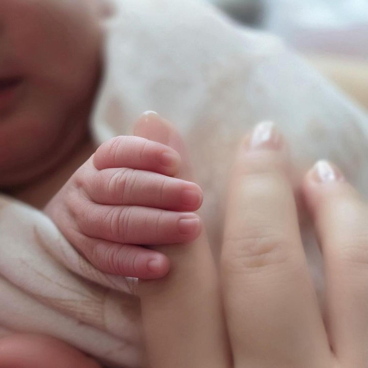 <p>Selain foto tersebut, Syahrini jua mengunggah foto imut tangan putrinya yang mungil dengan siluet wajahnya. Menurut adik Syahrini, Aisyahrani, keponakannya itu memiliki wajah yang cantik, Bunda. (Foto: Instagram @princessyahrini)</p>