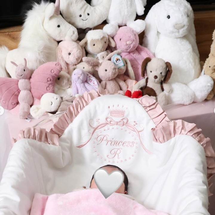 <p>Dalam unggahannya, Syahrini mengucapkan terima kasih kepada orang-orang yang sudah mendoakan dan memberikan kado untuknya dan Si Kecil. "Terima Kasih Atas Semua Cinta, Hadiah & Harapan Hangat Untuk Putri Kami, Princess ‘R’. Alhamdulillah Kami Sangat Bersyukur," tulisnya. (Foto: Instagram @princessyahrini)</p>