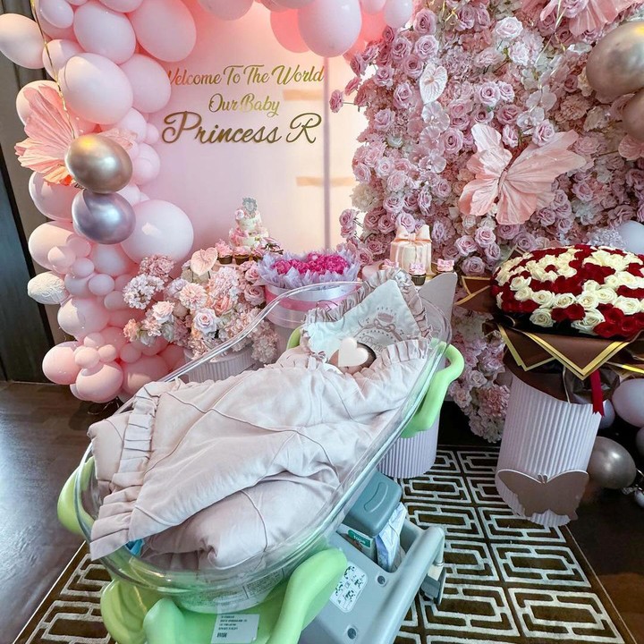 <p>Syahrini melahirkan putri pertamanya di salah satu rumah sakit di Singapura, Bunda. Perempuan kelahiran Sukabumi, Jawa Barat ini sengaja mendekorasi ruang rawat inap bersalinnya dengan nuansa pink. Dekorasi manis ini dibuat untuk menyambut Princess R yang sudah dinanti oleh keluarga besarnya dan sang suami. (Foto: Instagram @princessyahrini)</p>
