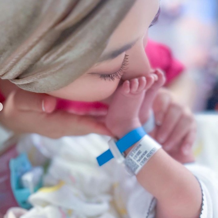 <p>Di foto lain, Syahrini membagikan momen saat mencium kaki mungil baby R. Sebelumnya, Syahrini sempat mengungkapkan perasaan bahagianya bisa bertemu baby R. "Dan ketika kamu akhirnya bertemu degan kaki yang kerap menandang perutmu selama sembilan bulan," katanya di unggahan Instagram Strories, beberapa waktu lalu. (Foto: Instagram @princessyahrini)</p>