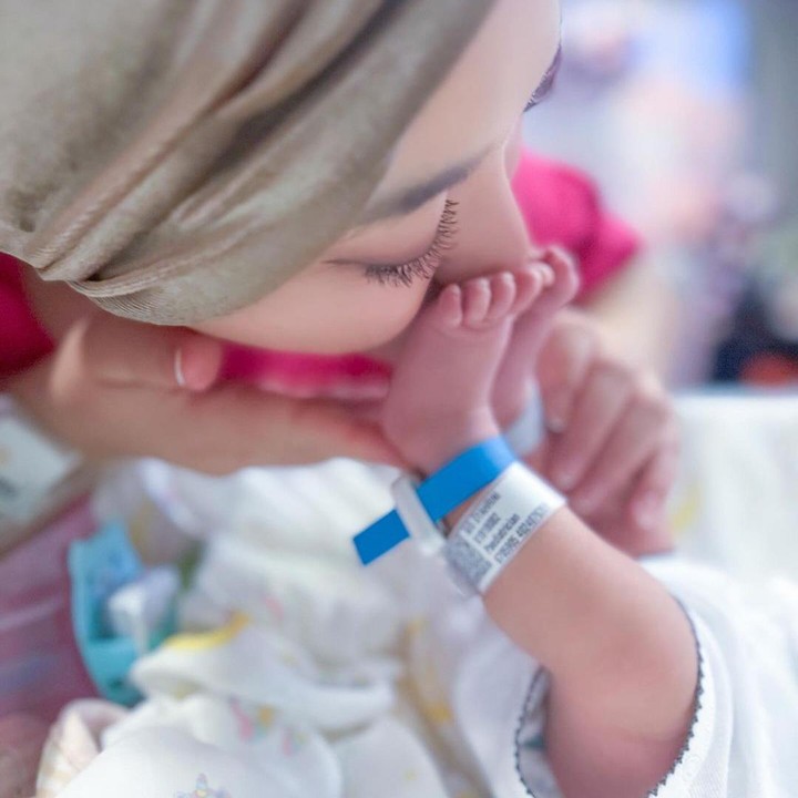 <p>Di foto lain, Syahrini membagikan momen saat mencium kaki mungil baby R. Sebelumnya, Syahrini sempat mengungkapkan perasaan bahagianya bisa bertemu baby R. "Dan ketika kamu akhirnya bertemu degan kaki yang kerap menandang perutmu selama sembilan bulan," katanya di unggahan Instagram Strories, beberapa waktu lalu. (Foto: Instagram @princessyahrini)</p>