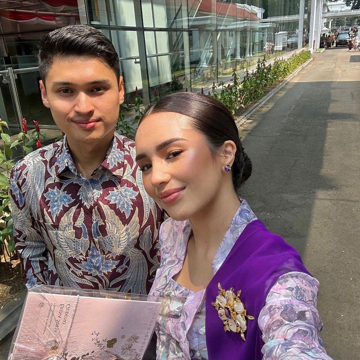 <p>Tamu lain yang juga hadir adalah pasangan Beby Tsabina dan Rizki Natakusumah. Keduanya terlihat serasi mengenakan pakaian asli Indonesia, yakni kebaya dan batik. (Foto: Instagram @bebytsabina)</p>