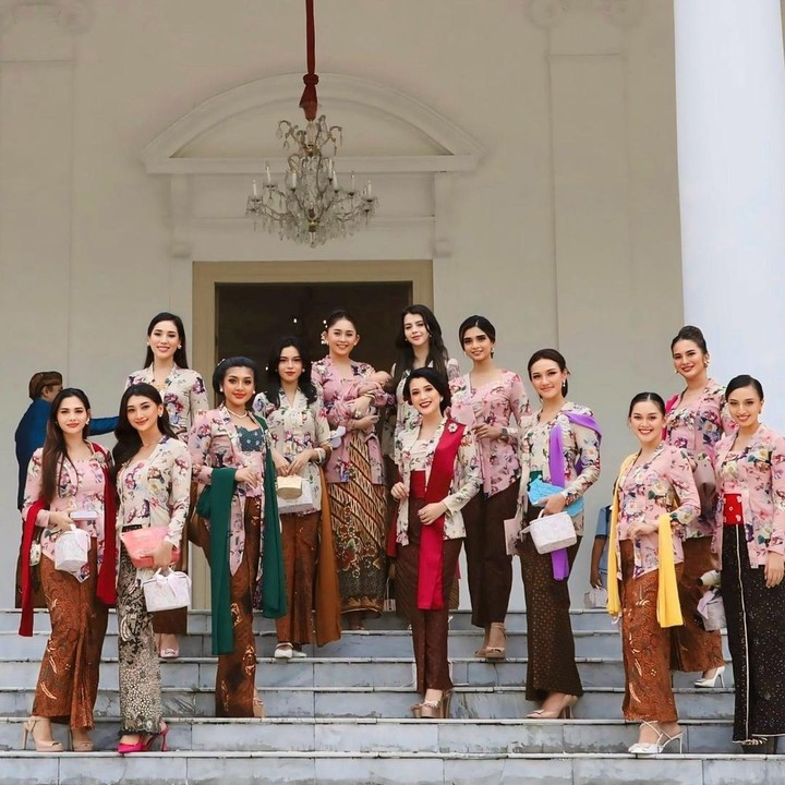 <p>Acara tasyakuran ini diselenggarakan secara tertutup dan hanya dihadiri tamu undangan saja. Beberapa di antaranya yang hadir adalah teman dekat Erina Gudono, yakni para finalis Puteri Indonesia tahun 2022. Seperti diketahui, Erina Gudono merupakan salah satu finalis Puteri Indonesia 2022 perwakilan Daerah Istimewa Yogyakarta. (Foto: Instagram @ginasinaga)</p>