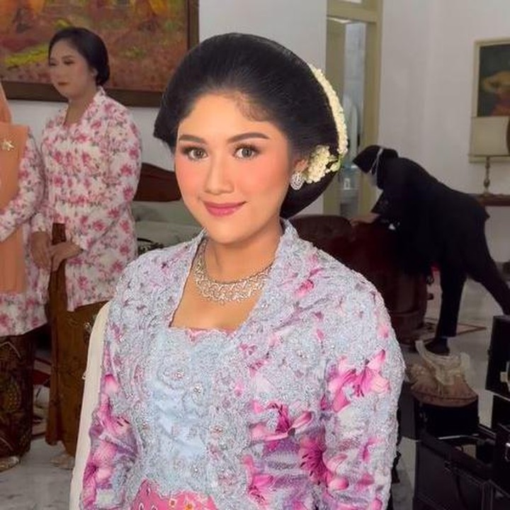 <p>Erina Gudono terlihat cantik mengenakan kebaya Jawa bernuansa merah muda dan ungu dengan hiasan payet. Penampilannya semakin anggun dengan riasan wajah khas perempuan Jawa dan rambut yang disanggul. (Foto: Instagram @erinagudono)</p>