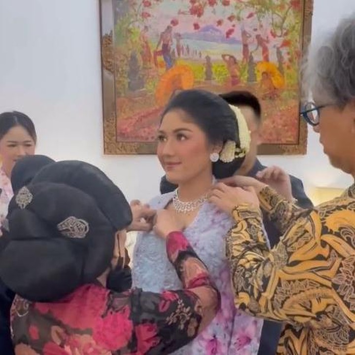 <p>Kebaya Jawa yang dikenakan Erina Gudono ini merupakan rancangan dari desainer Didiet Maulana, Bunda. Didiet juga hadir di acara tasyakuran ini untuk membantu Erina Gudono bersiap mengenakan kebaya rancangannya. (Foto: Instagram @erinagudono)</p>