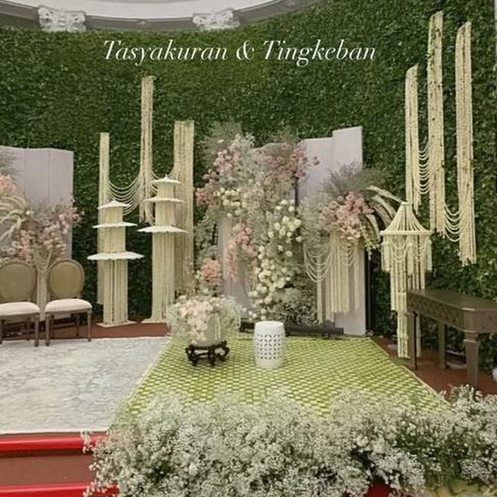 <p>Nuansa Jawa begitu kental di acara tasyakuran atau mitoni 7 bulan kehamilan Erina Gudono. Dekorasi acara di Istana Kepresidenan Bogor tampak didominasi bunga berwarna ivory dan kuning muda, dengan hiasan dedaunan hijau. Selain tasyakuran, Erina Gudono dan suaminya Kaesang Pangarep juga mengadakan tingkeban, yakni tradisi Jawa untuk mendoakan ibu dan bayi di dalam kandungan agar persalinan berjalan lancar. (Foto: Instagram @erinagudono)</p>