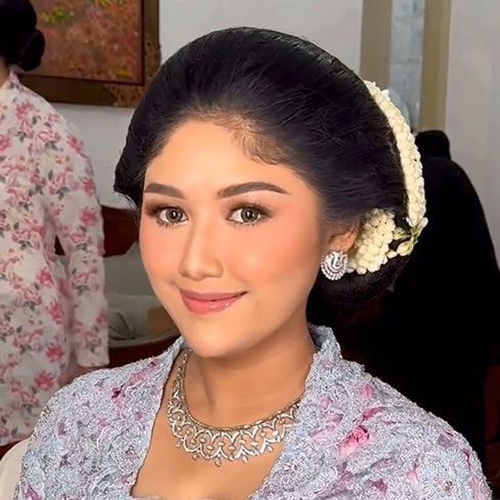 <p>Menantu Presiden Joko Widodo, Erina Gudono, baru saja mengadakan tasyakuran atau mitoni 7 bulanan kehamilan pertamanya pada Sabtu, (10/8/24). Tasyakuran ini dilangsungkan di Istana Kepresidenan RI di Bogor, Bunda. (Foto: Instagram @erinagudono)</p>