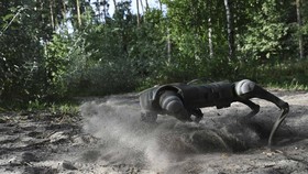 FOTO: Robot Anjing Ukraina Segera Endus Ranjau-ranjau Rusia