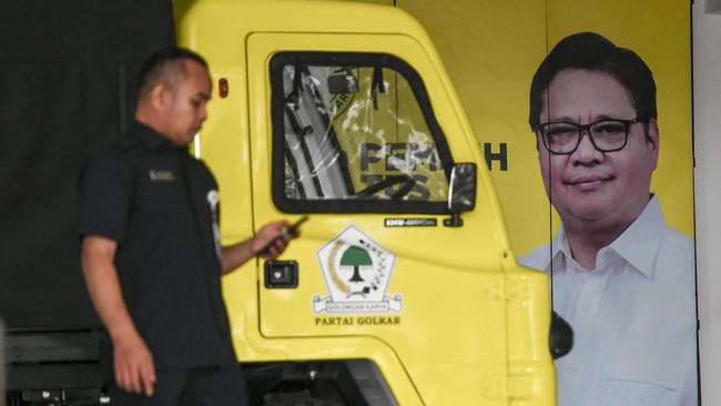 Airlangga mendadak mengundurkan diri dari kursi Ketum Partai Golkar terhitung Sabtu 10 Agustus. Keputusan ini memunculkan spekulasi tentang masa depan Golkar.