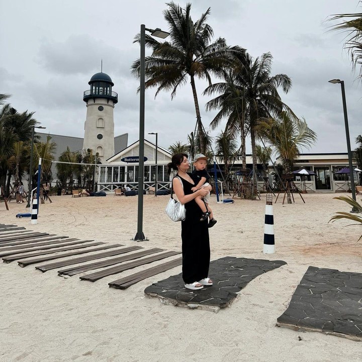 <p>Ada beberapa tempat yang sering dikunjungi oleh Stella dan Avery nih, Bunda. Selain pantai, Stella juga kerap mengajak sang putra mengenal binatang di sebuah aquarium besar. (Foto: Instagram: @stellacor)</p>