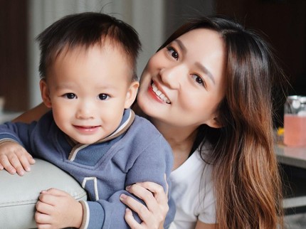 7 Potret Gaya Stella Cornelia Momong Sang Putra, Curi Perhatian Bun