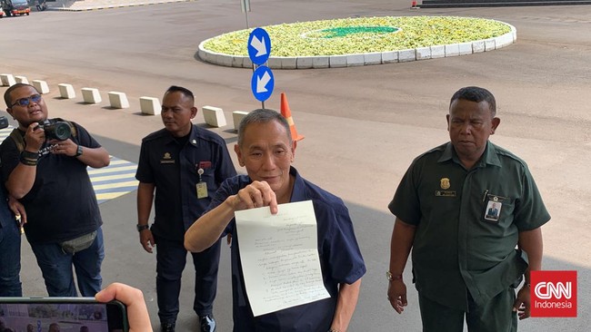 Anggota Dewan Penasihat Partai Golkar Jusuf Hamka namalain Babah Alun mendatangi Kantor DPP Partai Golkar untuk menyerahkan surat pengunduran diri.