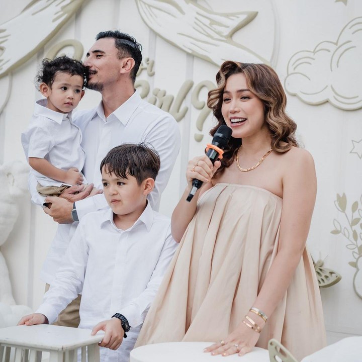 <p>Dalam rangka menyambut sang bayi, Jedar dan keluarga membuat acara <em>gender reveal</em> Bunda. Terlihat pula anak pertamanya, El Barack, hadir mengenakan pakaian putih. (Foto: Instagram: @inijedar)</p>