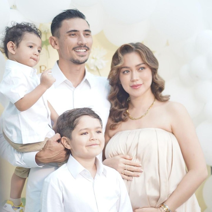<p>Jedar ternyata memiliki alasan sendiri mengapa ia sangat bahagia hamil anak perempuan. "Lahir dari 5 bersaudara, 4 kakak laki-laki dan aku satu yang perempuan. Tidak pernah merasakan memiliki saudara perempuan sebelumnya, tapi Tuhan kasih seorang anak perempuan sebagai anugrah Indah luar biasa," tulisnya. (Foto: Instagram: @inijedar)</p><p> </p><p> </p><p> </p>