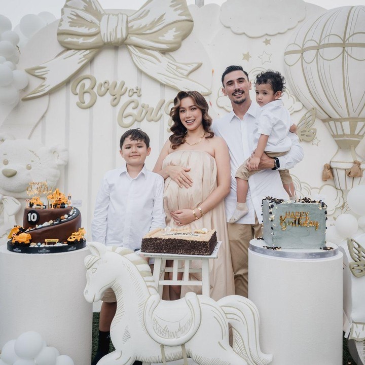 <p><em>"Its a girl!!</em> Terima kasih Tuhan. Engkau aminkan doa kami. Terima kasih teman dan keluarga yang sudah hadir dan ikut mendoakan. Kehadiran kalian sangat berarti bagi kami. Semoga semua <em>happy</em> dan <em>enjoy</em> acaranya! <em>Mostly</em> semua pakai baju <em>pink</em>," tulis captionnya di Instagram. (Foto: Instagram: @inijedar)</p>