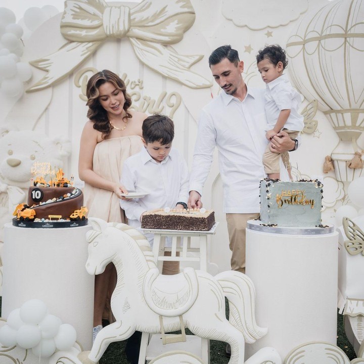 <p>Melalui acara ini, Jedar tampak sangat bahagia saat mengetahui bahwa bayi yang tengah dikandungnya berjenis kelamin perempuan. Itu artinya El Barack dan Don Verhaag bakal punya adik yang cantik nih.</p>